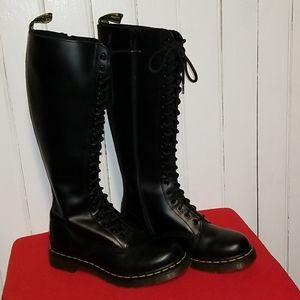 Dr. Martens Virginia 20 Eyelet Boots